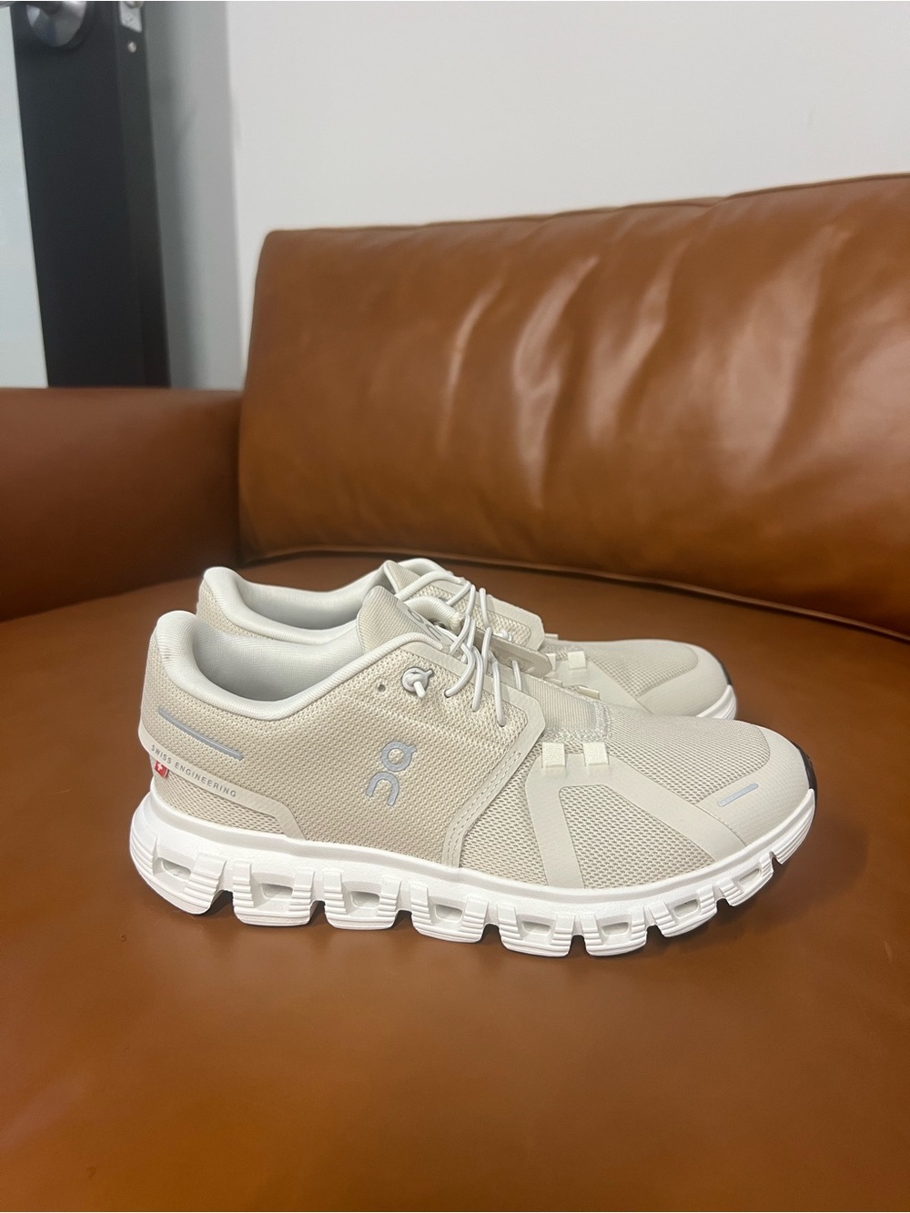 On Running WOMENS CLOUD 6 WIDE PEARL WHITE 7.5